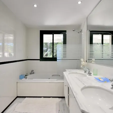 Stunning 3-br With Large Terrace And Pool Apartment